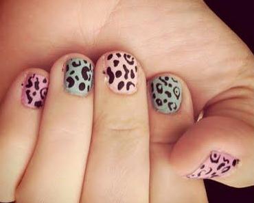 Hendrike malt: multi color Leo Nägel in mattem Pastell mit essence & Rival de Loop