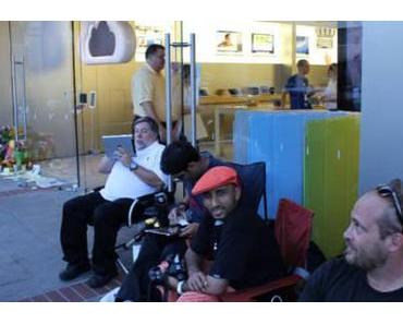 myroomiswhite:

theartofboredom:

Woz first in line at an Apple...