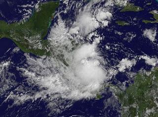 System 96L (potenziell Tropischer Sturm RINA) vor Nicaragua zeigt Anzeichen von Entwicklung