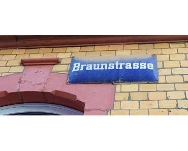 Schwarzbraun ist der Straßenname