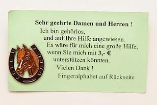 Ein Gehörloser bittet um eine Spende....