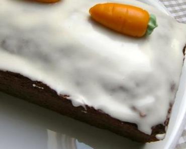Mein heutiges Sonntagssüß: Der saftigste Carrot Cake ever. Mit Walnüssen und Puderzuckerglasur.
