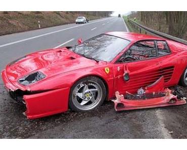 Wegen einem Igel fährt ein Ferrari-Fahrer sein Auto zu Schrott