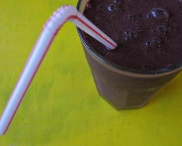 Matcha Smoothie mit Blaubeeren