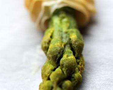 Grüner Spargel mit Parmaschinken und Parmesan im Filoteig