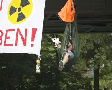Abseilaktion am Kanal – Robin Wood blockiert Atomtransport