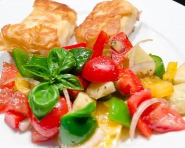 Erfrischender Sommersalat und Fetakäse im Filoteig (aus der Pfanne)