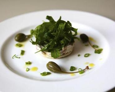 Tuna-Mousse auf Tramezzini-Cracker und Rucola