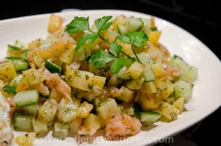 Kartoffelsalat mit Gurken und Räucherlachs