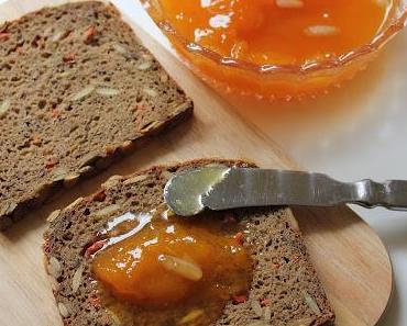 Aprikosenmarmelade mit Pinienkerne