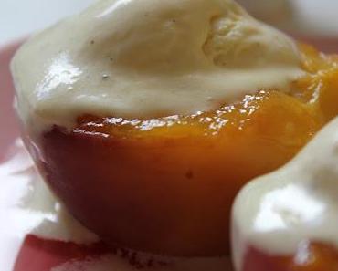 Pfirsischdessert mit Vanillineis