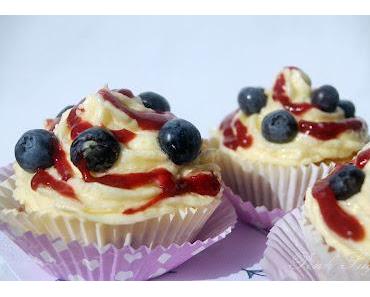 Blaubeer Mascapone Cupcakes mit roter Beerengrütze - natürlich frisch aus dem Walde