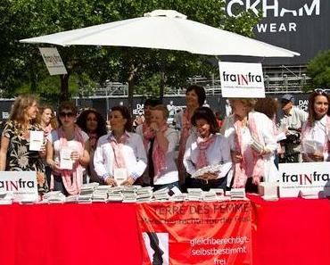 Frauen verteilen Grundgesetze in Berlin