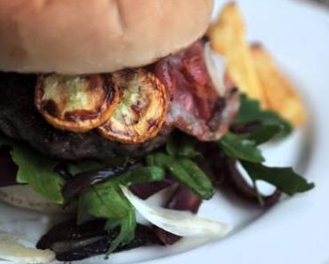 Salsiccia-Burger mit Pancetta, Parmesan, Balsamico-Zwiebeln und Basilikum-Mayo