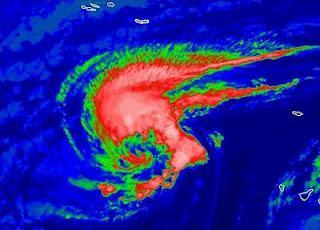Tropischer Sturm NADINE zieht zurück in den Atlantik