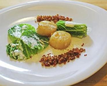 Jakobsuscheln mit Wirsing, Meerrettichemulsion und Speckkrume