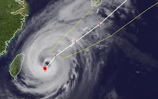 Taifun JELAWAT zieht direkt nach Okinawa