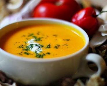 Gegen Herbstsonntags-Heißhunger: Kürbis-Tomaten-Knoblauchsuppe