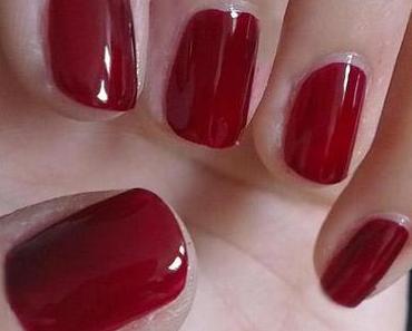 Tragebild Essie - Berry Naugthy