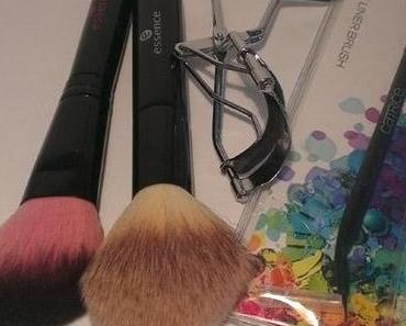 Und womit trägt sie all das Zeug auf?