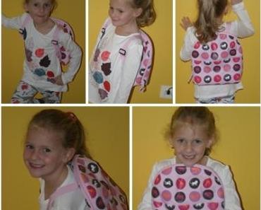 Herziger rosa Rucksack mit Tiermotiven und weißes Langarmshirt mit Blätter-Stickerei von TAUSENDKIND