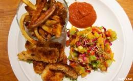Kokos-Chicken-Nuggets mit Mango Slaw, Pommes und geröstetem Ketchup