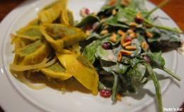 Gebratene Maultaschen mit Spinatsalat an Gorgonzola-Dressing