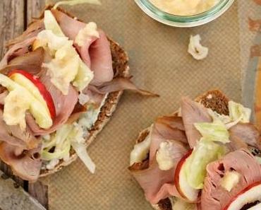 Pastrami Tartines mit Weißkohl und Apfel-Meerrettich