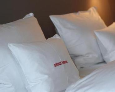 Roomservice und Reiseessentials.