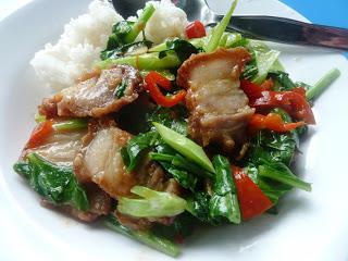 Pad Pak Kanaa Moo Grob - Chinesischer Brokkoli mit knusprigem Schweinebauch / Chinese Broccoli with Crispy Pork Belly