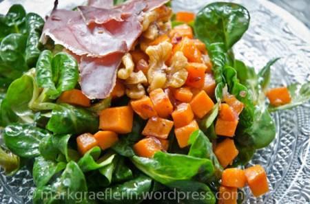 Feldsalat mit gebratenen Süßkartoffel-Würfeln, Walnusskernen und Wildschweinschinken