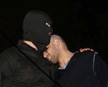 Foto: Henker und Opfer umarmen sich!