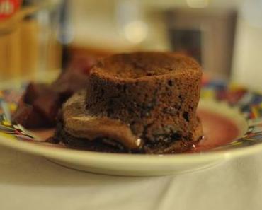 SCHOKO-CHILI-LAVAKUCHEN MIT GLÜHWEINBIRNEN