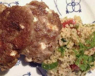 Feta-Frikadelle mit Bulgursalat