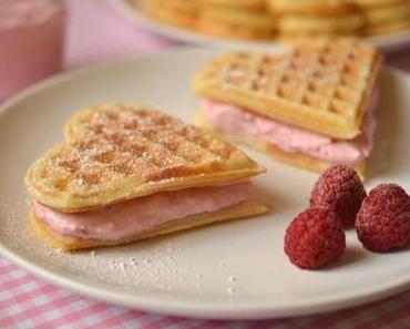 Waffelherzen mit Himbeercreme-Füllung… Nicht vergessen: am 14. Februar ist Valentinstag!