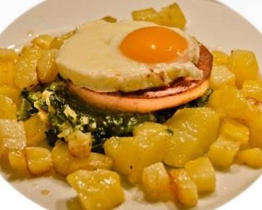 Hausmannskost: Fleischkäse-Burger auf Spinat-Kartoffelwiese mit Spiegelei