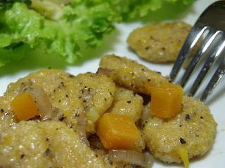 Süßkartoffel-Gnocchi in Begleitung von Olivenöl und falschem Wattleseed