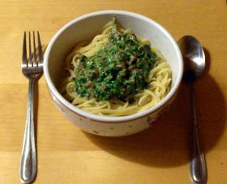 {23} Spaghetti mit Käse-Spinat-Sauce