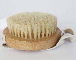 Körpermassage mit Bürsten