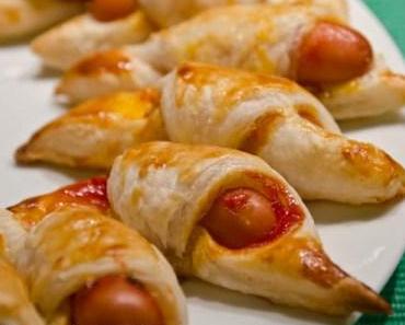 Fingerfood: Mini-Croissants mit Würstchen und Ketchup