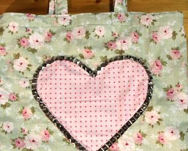 Blumen, Nieten und eine Tasche