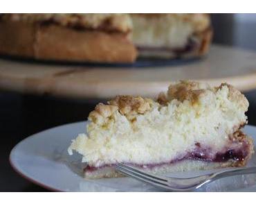 Sonntagskaffee - Käsestreuselkuchen mit Waldbeerkonfitüre