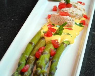 Lachsklößchen mit grünem Spargel und Basilikum Hollandaise