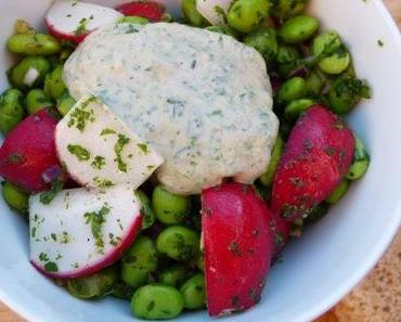Salat mit Edamame und Radieschen, dazu grüne Tahini-Sauce