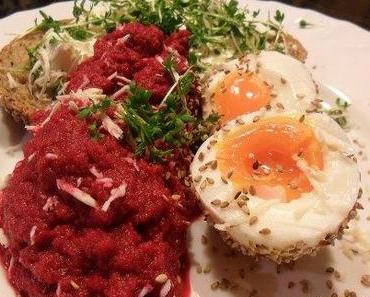Püree aus roter Bete, dazu ein Sesam-Ei und Kresse-Frischkäsebrot, abgerundet durch etwas frisch geriebenen Meerrettich