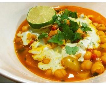 Kichererbsen Harissa Suppe mit Chorizo und Kerbel-Limetten-Joghurt