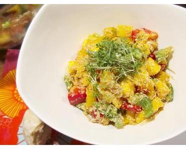 Paprika Mango Salat mit gerösteten Kokosflocken