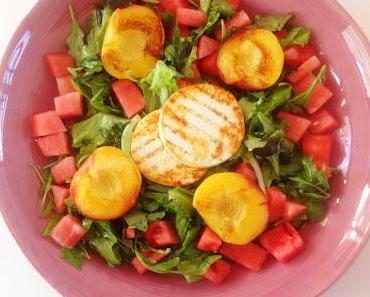 Sommersalat mit Melone und Pfirsich