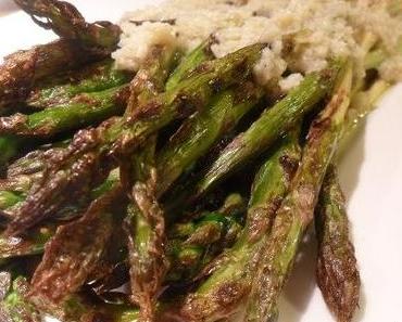 Grüner Spargel, gegrillt, mit einer Parmesan-Vinaigrette
