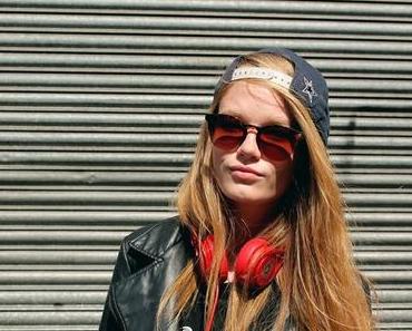 Fremde Frauen in prächtiger Kluft